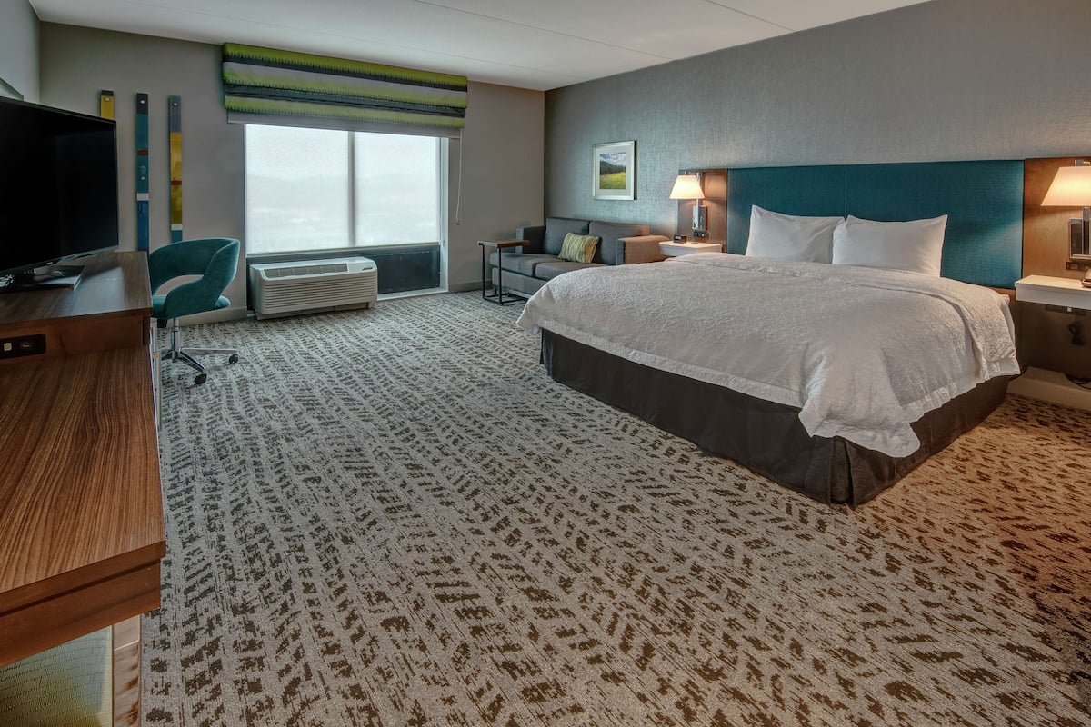 Premium bedding, in-room safe, desk, laptop workspace