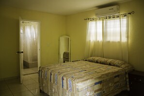 Estudio, 1 cama King size | Escritorio, tabla de planchar con plancha, camas extra y wifi gratis 