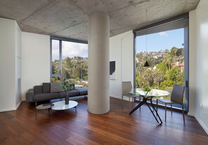 Suite, 1 soverom, tilgjengelighetstilpasset (Sunset) | Oppholdsområde | En 50-tommers smart-TV med kabel-kanaler samt TV