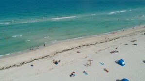 A beach with clear turquoise water and a sandy shore. - EVEN Hotel Miami - Airport by IHG (Miami)