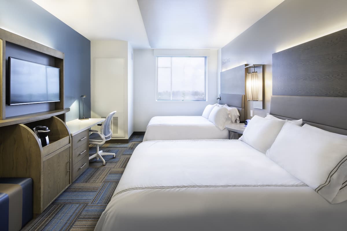 Senger med overmadrass, safe på rommet og skrivebord