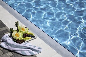 Outdoor pool, open 8:00 AM to 7:00 PM, free cabanas, pool umbrellas - EVEN Hotel Miami - Airport by IHG (Miami)