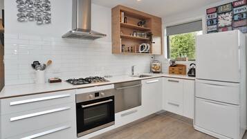 Charles St Apartment | Private kitchen | Fridge, microwave, oven, stovetop