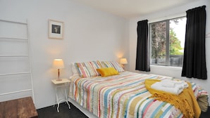 Charles St Apartment | 1 bedroom, iron/ironing board, cots/infant beds, free WiFi - Charles St Apartment (Christchurch)
