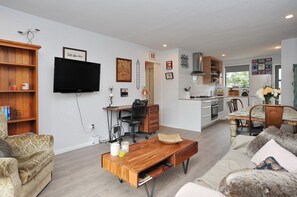 Apartment, 1 Schlafzimmer | Wohnbereich | Flachbildfernseher