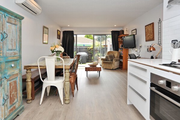 In-room dining - Charles St Apartment (Christchurch)