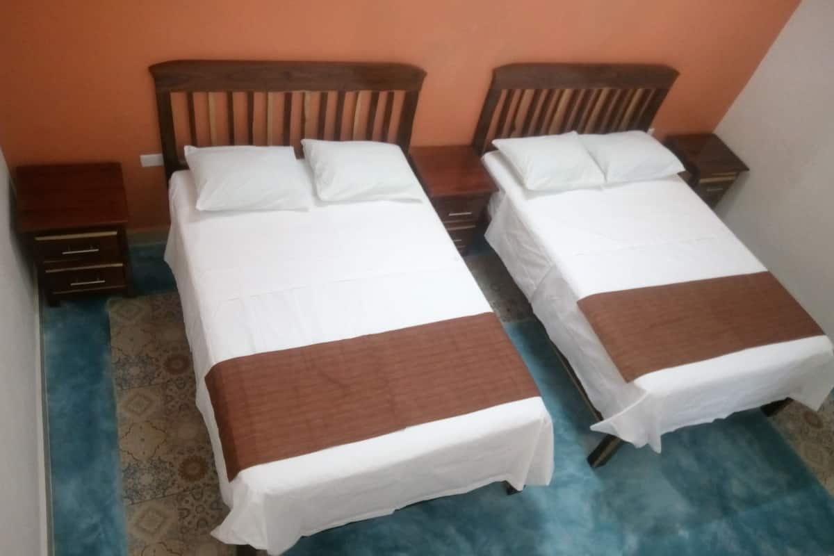 Chambre Quadruple, 2 lits doubles | Coffres-forts dans les chambres, Wi-Fi gratuit