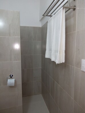 Suite, 1 cama matrimonial | Regadera en el baño
