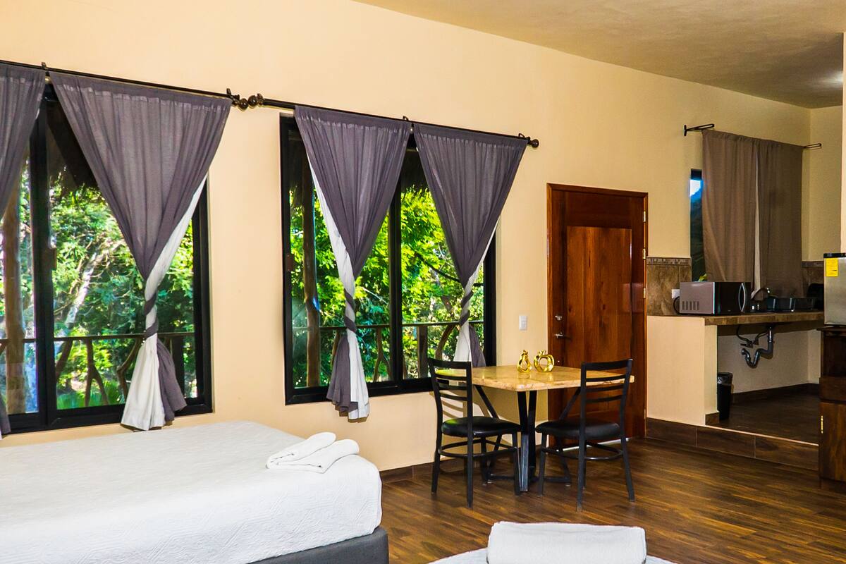 Chambre Confort, 2 grands lits, balcon, vue sur le jardin | Vue de la chambre