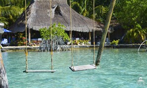 Bar en milieu de piscine