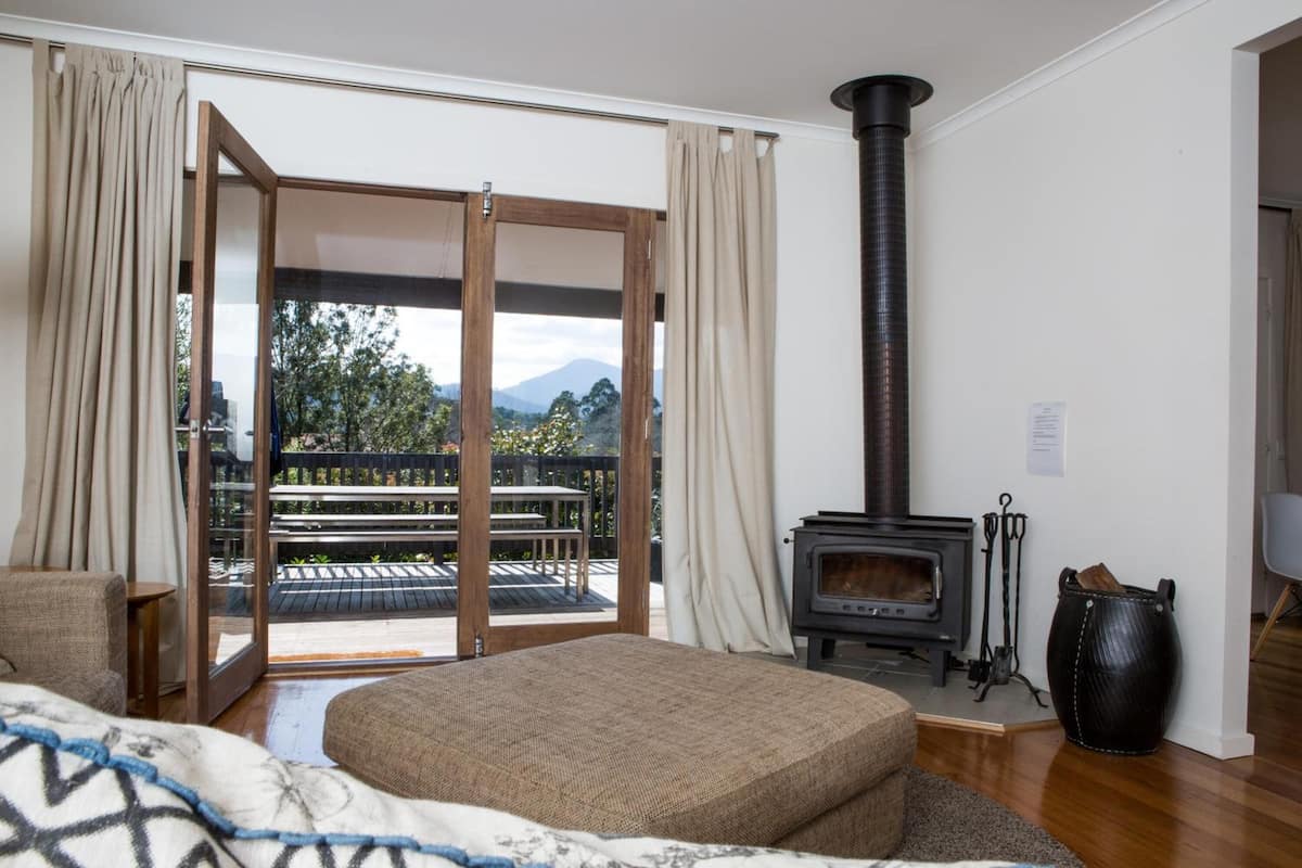 flat-screen tv, dvd player