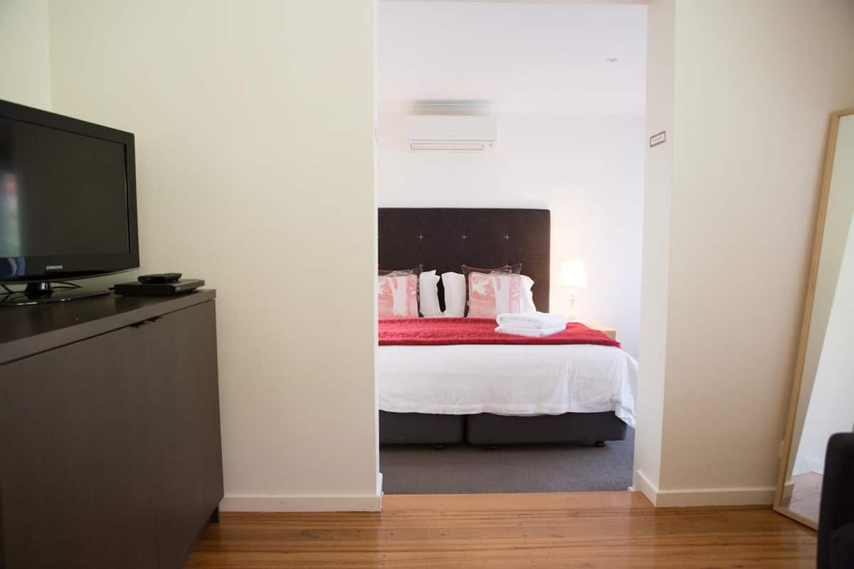 minibar, iron/ironing board, free wifi, bed sheets