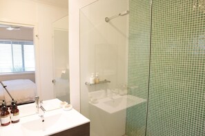 Douche, articles de toilette gratuits, sèche-cheveux