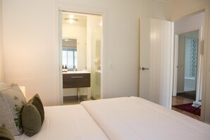 Minibar, tabla de planchar con plancha, wifi gratis y ropa de cama 