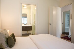 Minibar, tabla de planchar con plancha, wifi gratis y ropa de cama 