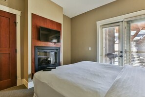 2 bedrooms, iron/ironing board, WiFi, bed sheets - Bow 221 | Resort Suite with Pool & Hot Tub (Canmore)