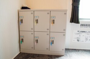 Dormitorio compartido, dormitorio mixto | Baño | Ducha, zapatillas y toallas