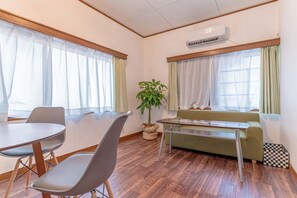 Living area - Galo Hostel Kobe (Kobe)