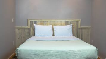 Chambre Tradition, 2 grands lits, vue montagne | Bureau, draps fournis