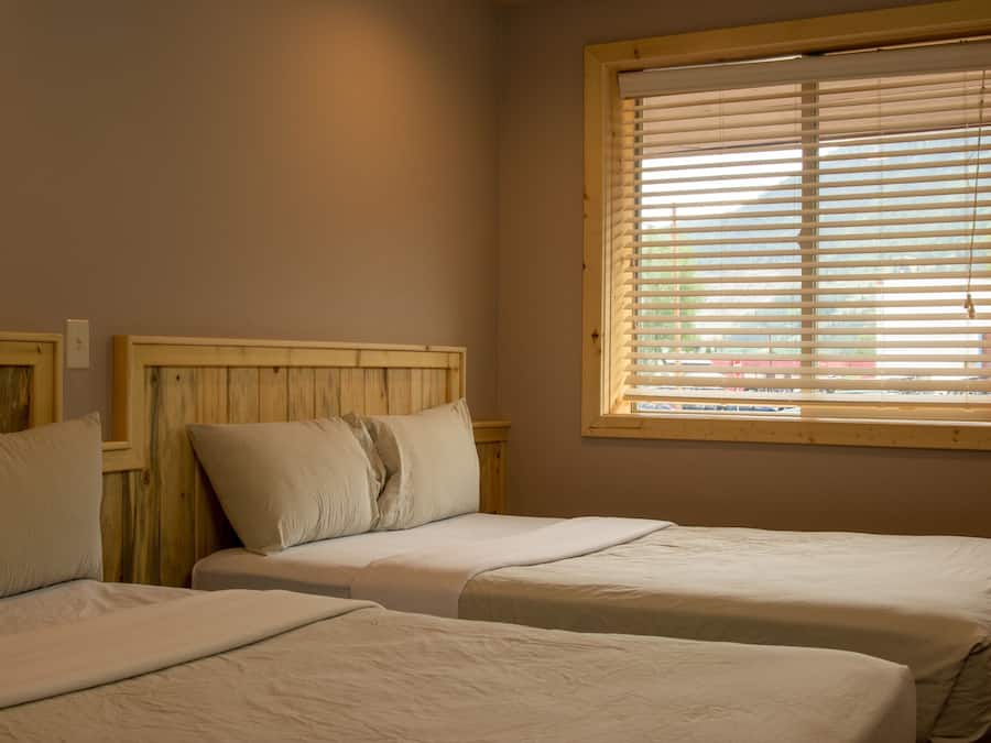 Habitación estándar, 2 camas dobles | Escritorio y ropa de cama