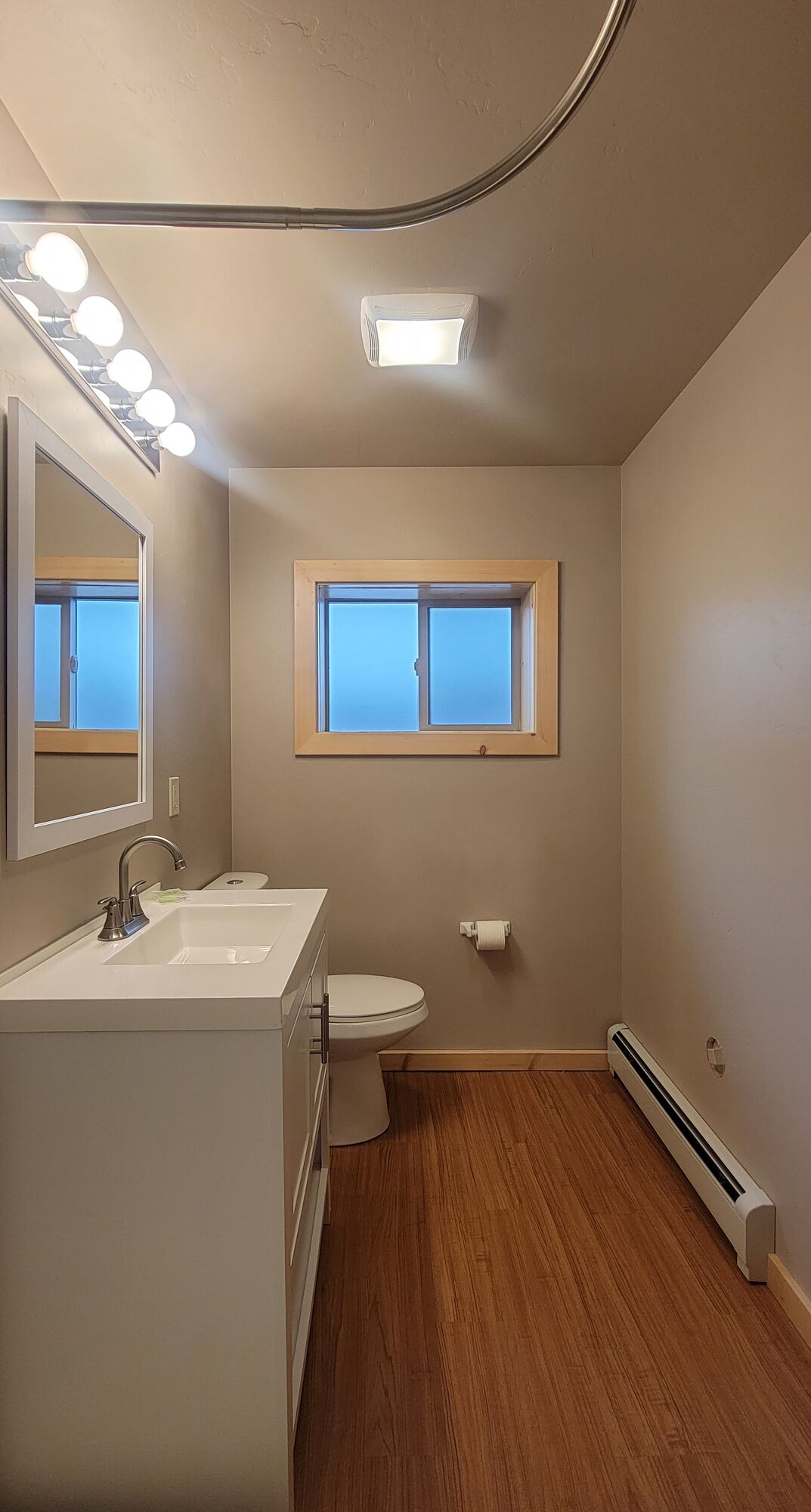 Chambre Tradition, 2 grands lits, vue montagne | Salle de bain | Douche, articles de toilette gratuits, serviettes fournies