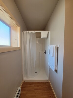 Standardzimmer, 2 Doppelbetten | Badezimmer | Dusche, kostenlose Toilettenartikel, Handtücher