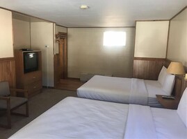 Escritorio y ropa de cama 