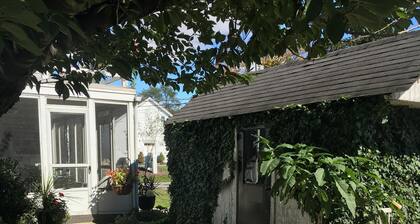 The Rustic Old Farmhouse Peaceful home in Amish country,10 min from tourist area