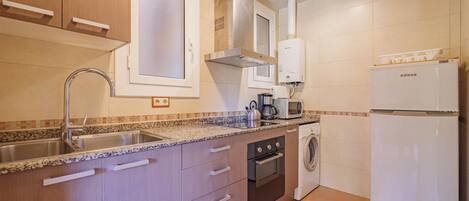 Een koelkast, een microgolfoven, een oven