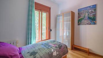 3 habitaciones, tabla de planchar con plancha, internet y ropa de cama