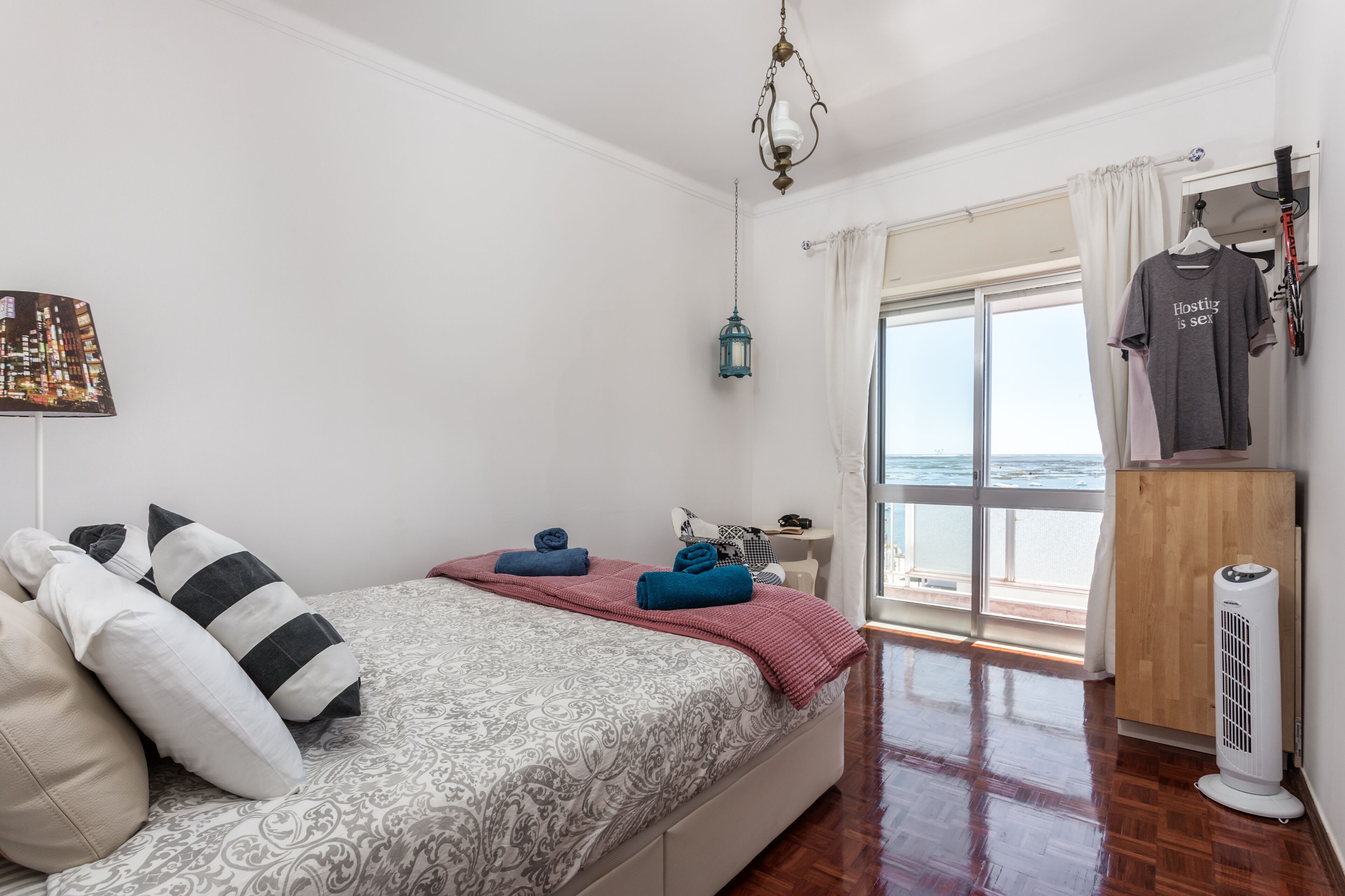 2 habitaciones, insonorización y tabla de planchar con plancha 