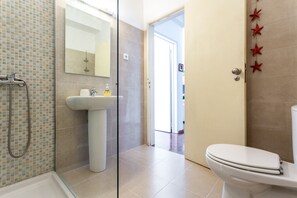 Secador de cabelo, toalhas de banho, sabonete, shampoo