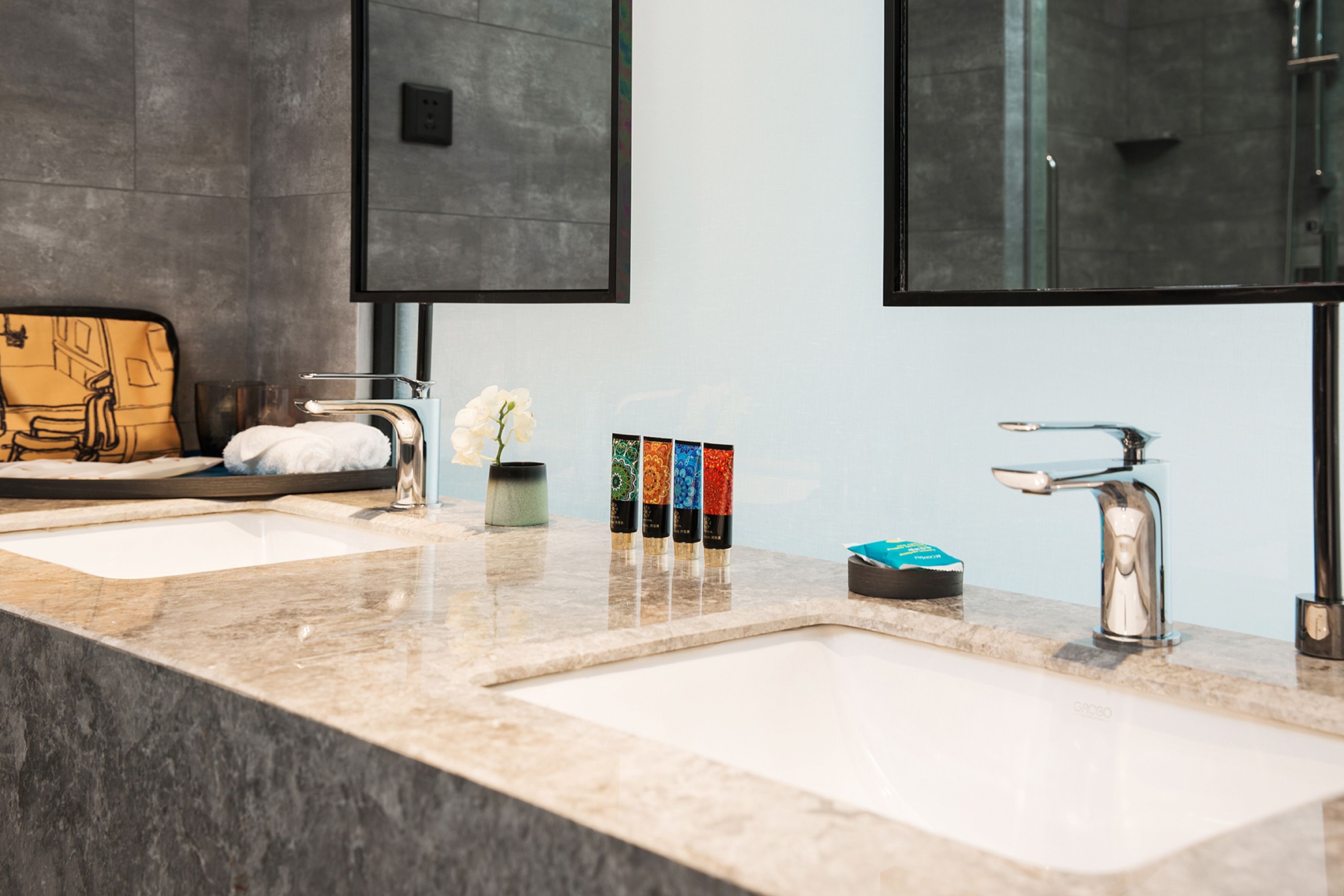 yiting hollywood twin room | bathroom | shower, free toiletries, hair dryer, slippers