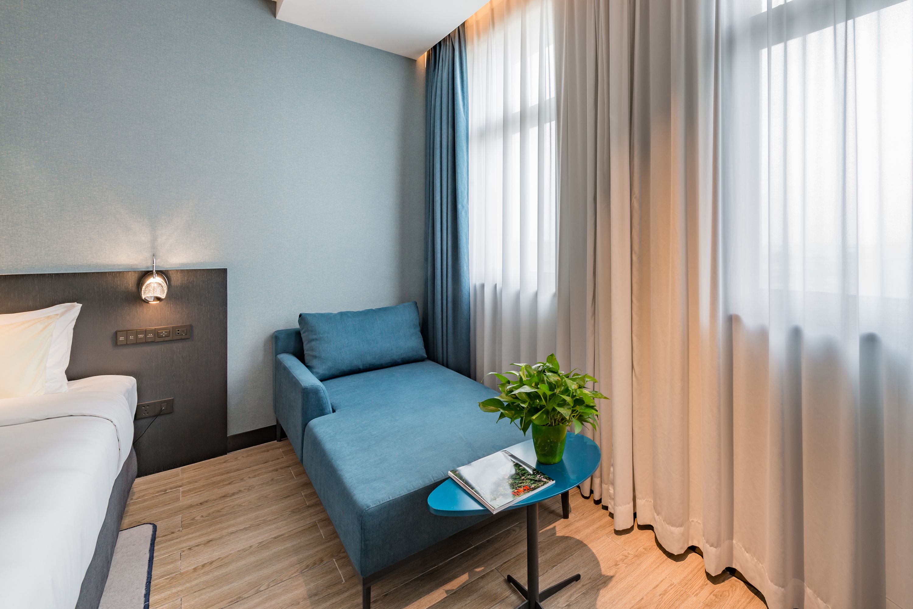 yiting business twin room | premium bedding, down duvets, pillow-top beds, minibar