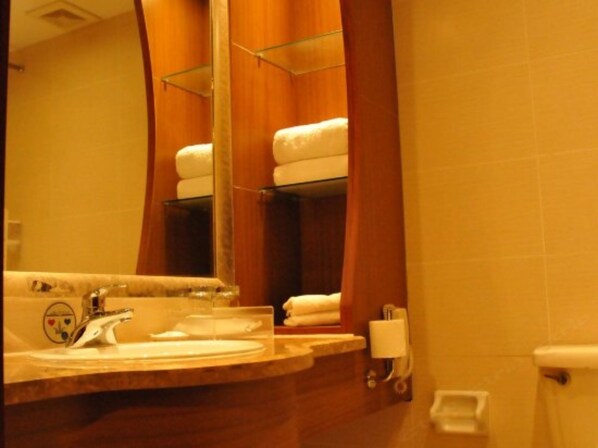 Business Double or Twin Room | Bathroom | Shower, free toiletries, hair dryer, slippers - Wenxin Holiday Hotel (Tonghua)