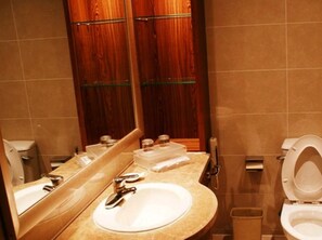 Minibar, desk, blackout drapes, iron/ironing board - Wenxin Holiday Hotel (Tonghua)