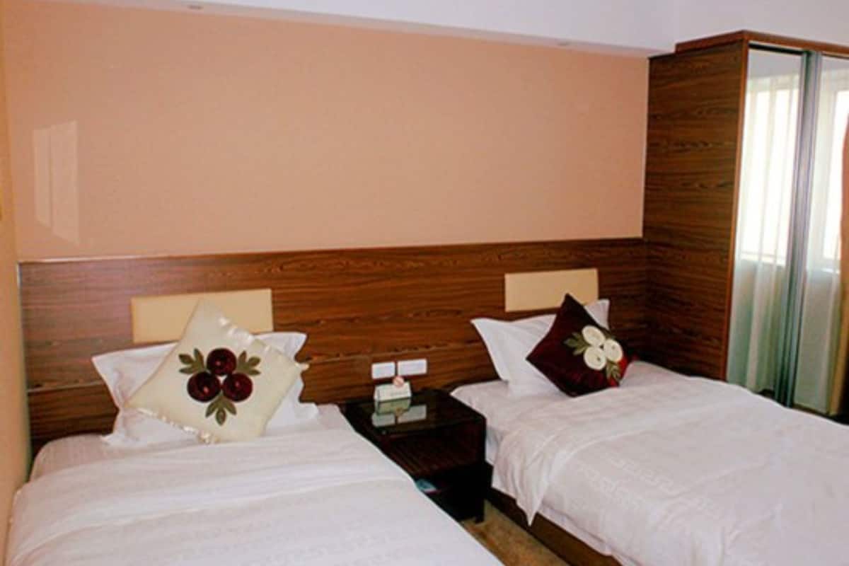Business Double or Twin Room | Minibar, desk, blackout drapes, iron/ironing board