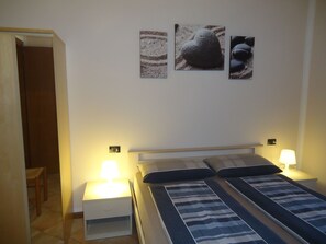 3 bedrooms, free WiFi - Casa Vittoria type V1, up to 5 people, garden, only 200m to the lake / beach (Crone)
