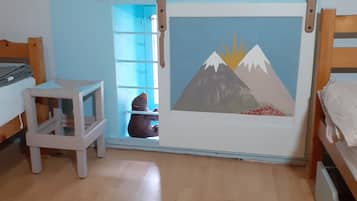 2 slaapkamers, een bureau, een strijkplank/strijkijzer