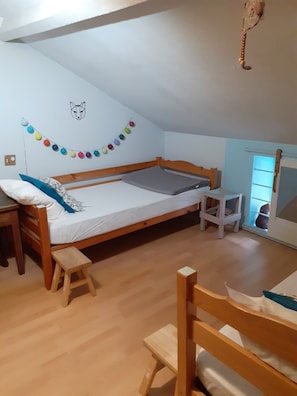 2 chambres, bureau, fer et planche à repasser