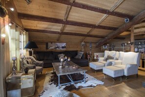 TV, fireplace, DVD player, books