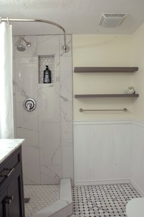 Een douche, een haardroger, handdoeken, zeep
