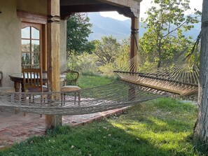 Outdoor dining - Winsor Castle & Ski Retreat!  15 min to Ski Lifts and Taos Plaza (Valdez)