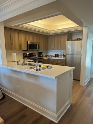 Frigorifero, microonde, forno, piano cottura