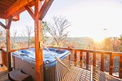 Hillbilly Hideout rustic elegance, hot tub, hammock , gourmet kitchen