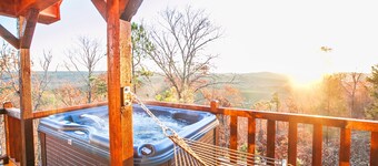 Hillbilly Hideout rustic elegance, hot tub, hammock , gourmet kitchen