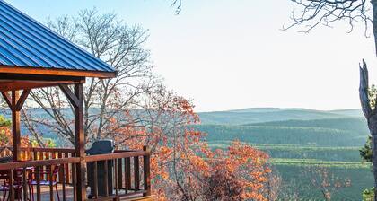 Hillbilly Hideout rustic elegance, hot tub, hammock , gourmet kitchen