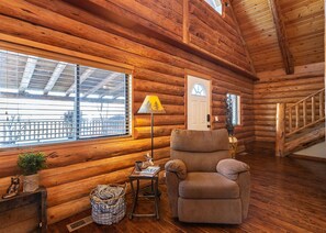 Interior - 🐾 Cozy Modern Log Home with Amazing Backyard/BBQ 3 bd 2 bth 🐾 (Medford)