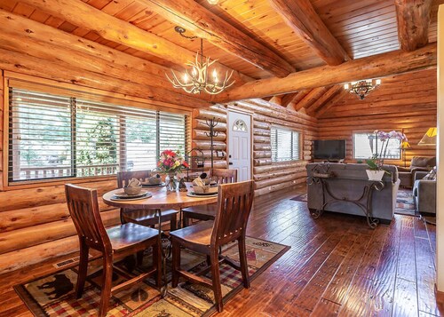 🐾 Cozy Modern Log Home with Amazing Backyard/BBQ 3 bd 2 bth 🐾 