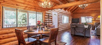 🐾 Cozy Modern Log Home with Amazing Backyard/BBQ 3 bd 2 bth 🐾 